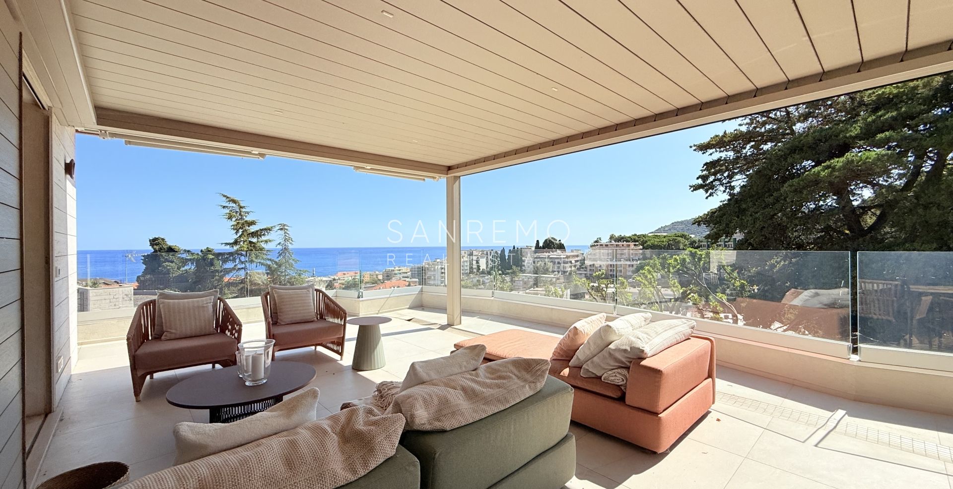 Attico esclusivo con vista mare, ampio terrazzo e finiture di lusso in palazzina signorile circondata dal verde