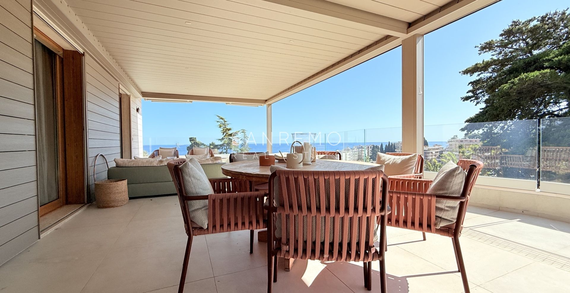 Attico esclusivo con vista mare, ampio terrazzo e finiture di lusso in palazzina signorile circondata dal verde