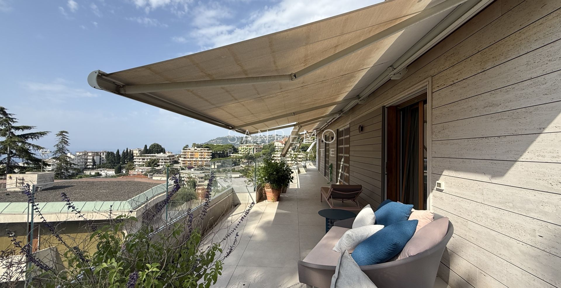 Attico esclusivo con vista mare, ampio terrazzo e finiture di lusso in palazzina signorile circondata dal verde