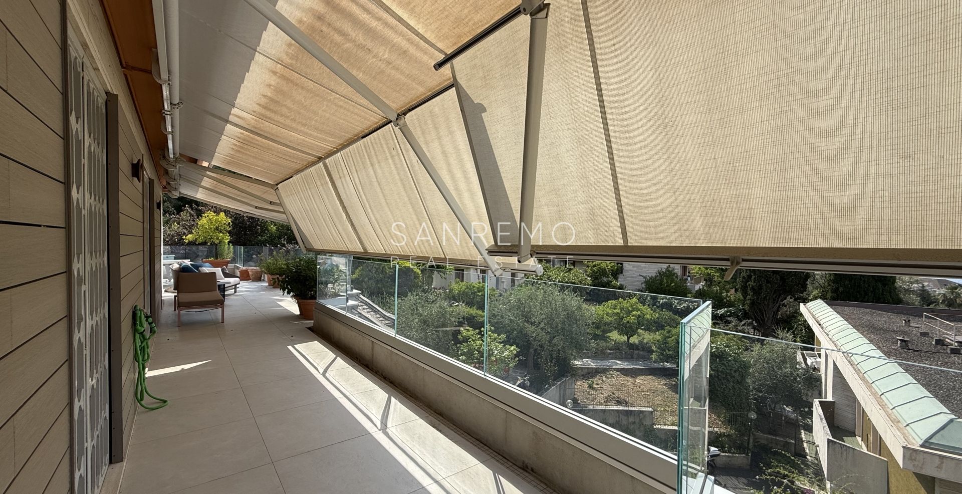 Attico esclusivo con vista mare, ampio terrazzo e finiture di lusso in palazzina signorile circondata dal verde