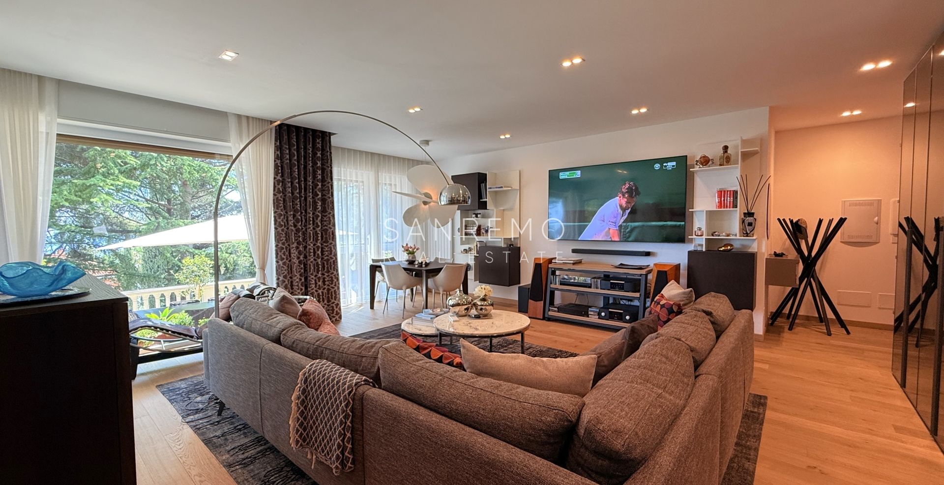Prestigioso appartamento vista mare con finiture e arredi di prestigio assoluto.