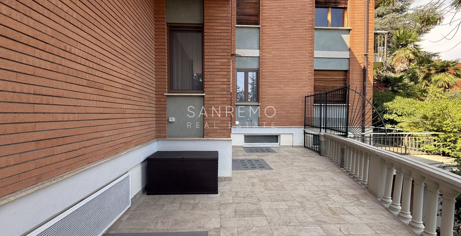 Prestigioso appartamento vista mare con finiture e arredi di prestigio assoluto.