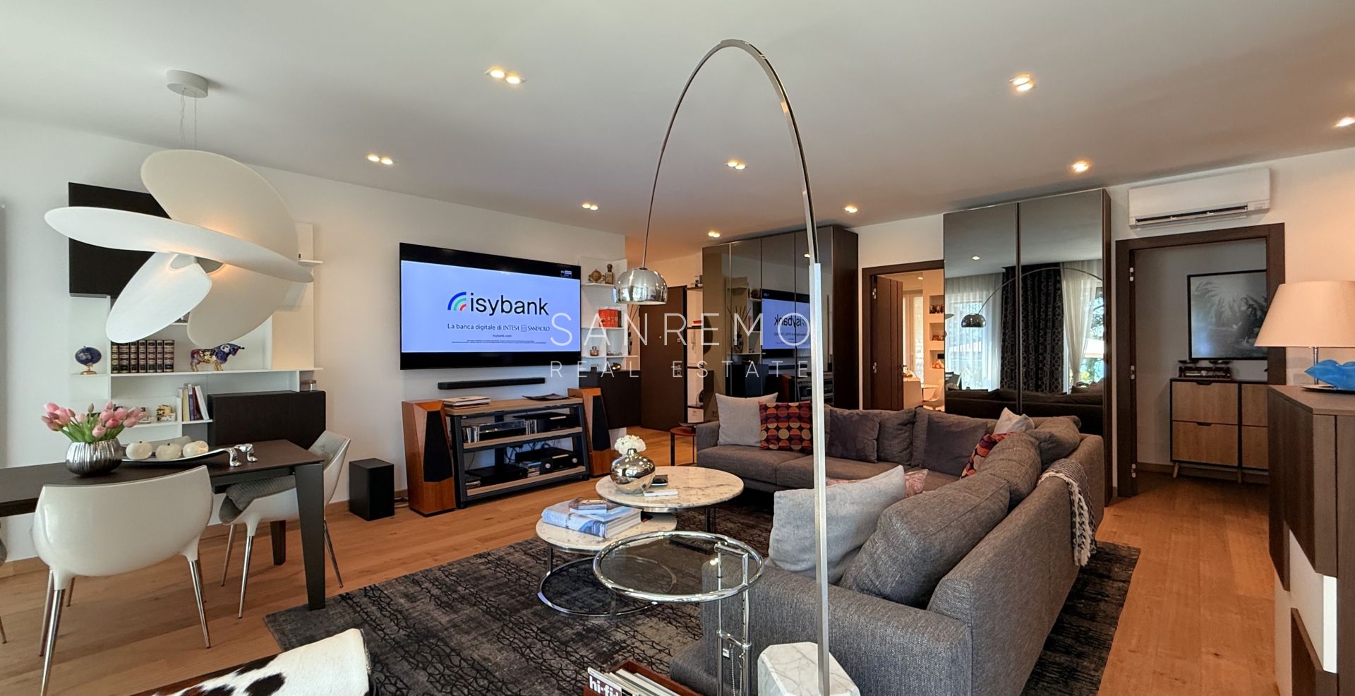 Prestigioso appartamento vista mare con finiture e arredi di prestigio assoluto.