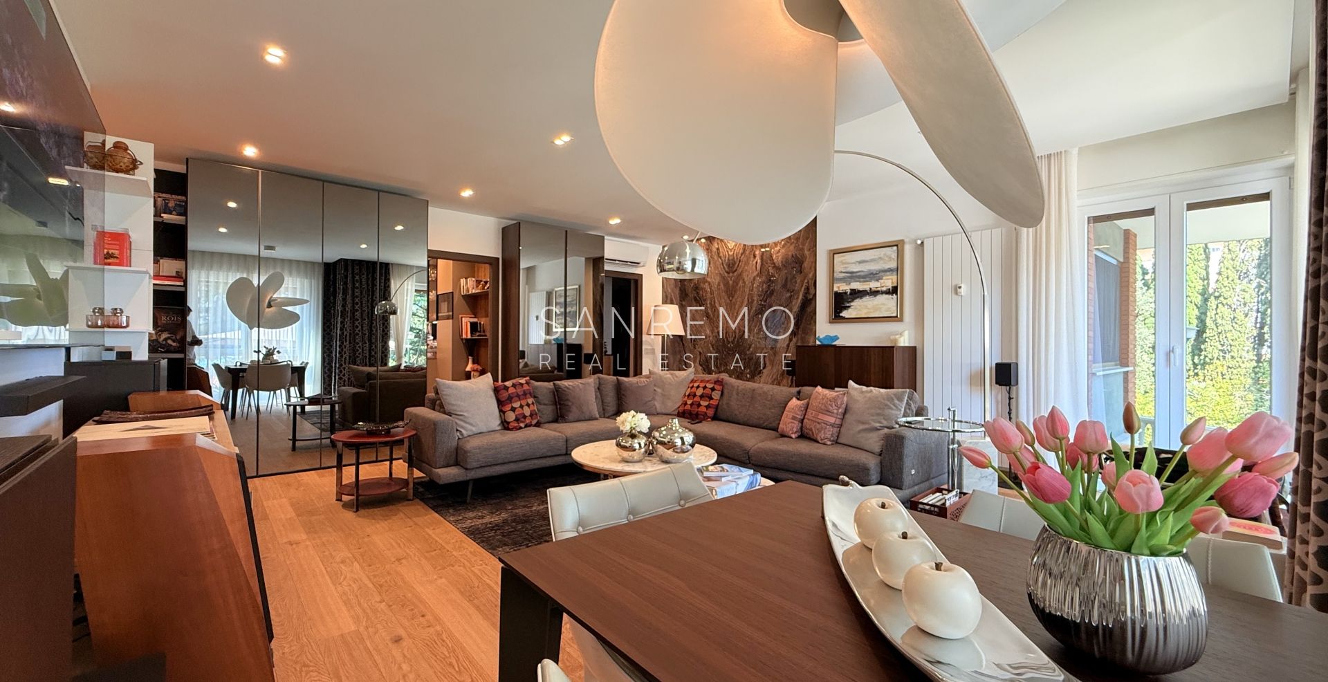 Prestigioso appartamento vista mare con finiture e arredi di prestigio assoluto.
