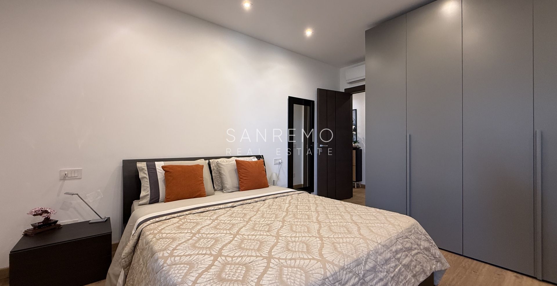 Prestigioso appartamento vista mare con finiture e arredi di prestigio assoluto.