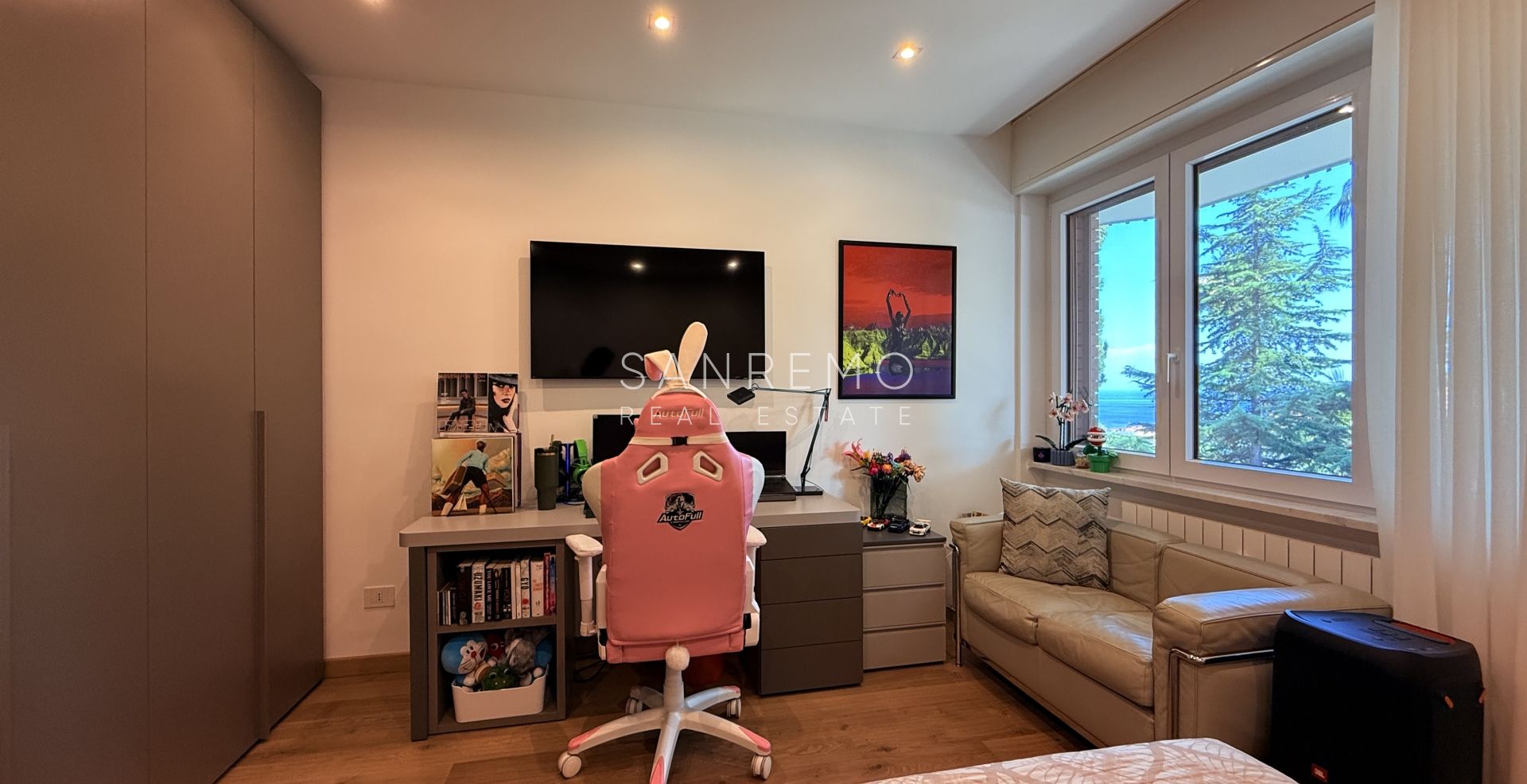 Prestigioso appartamento vista mare con finiture e arredi di prestigio assoluto.
