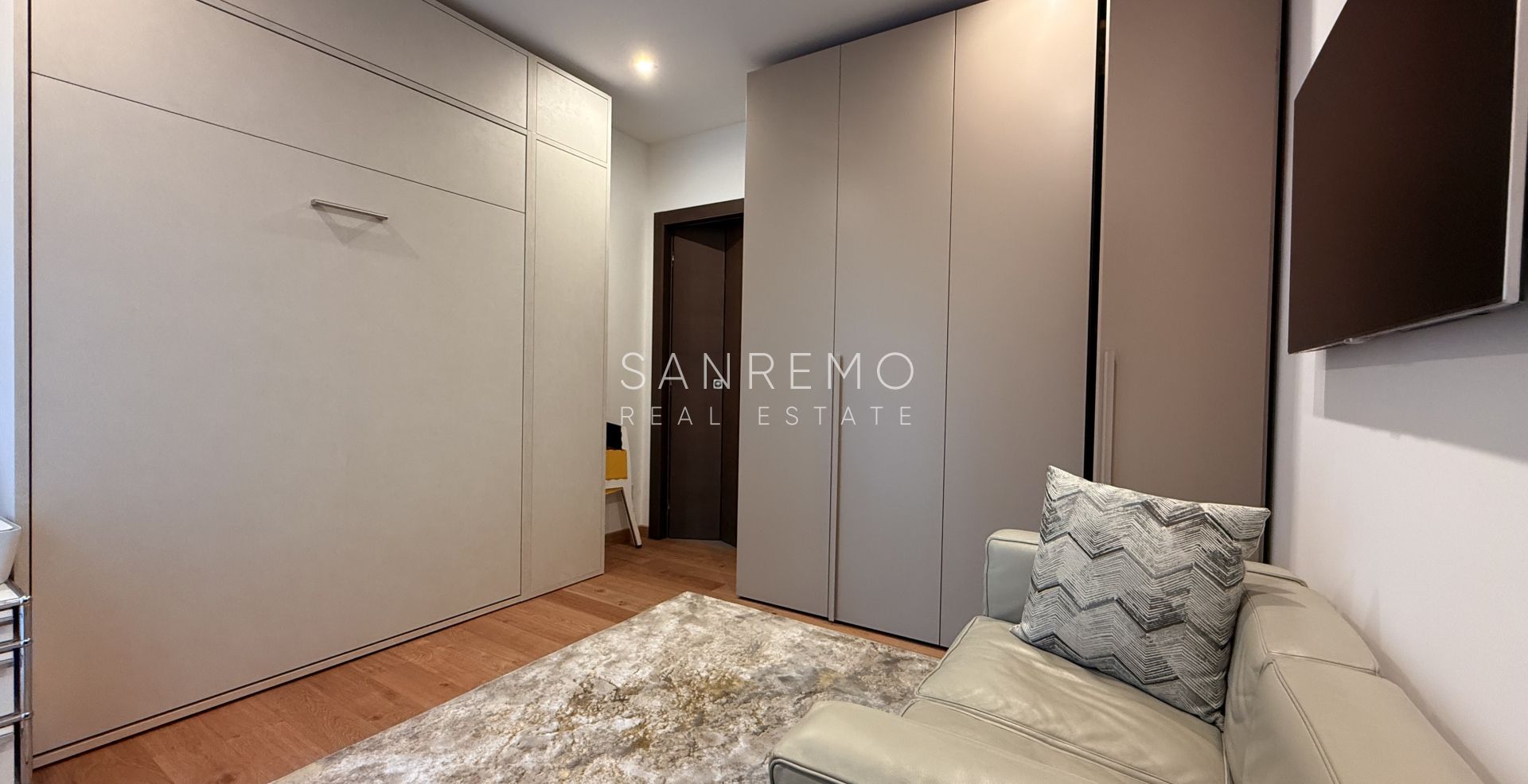 Prestigioso appartamento vista mare con finiture e arredi di prestigio assoluto.