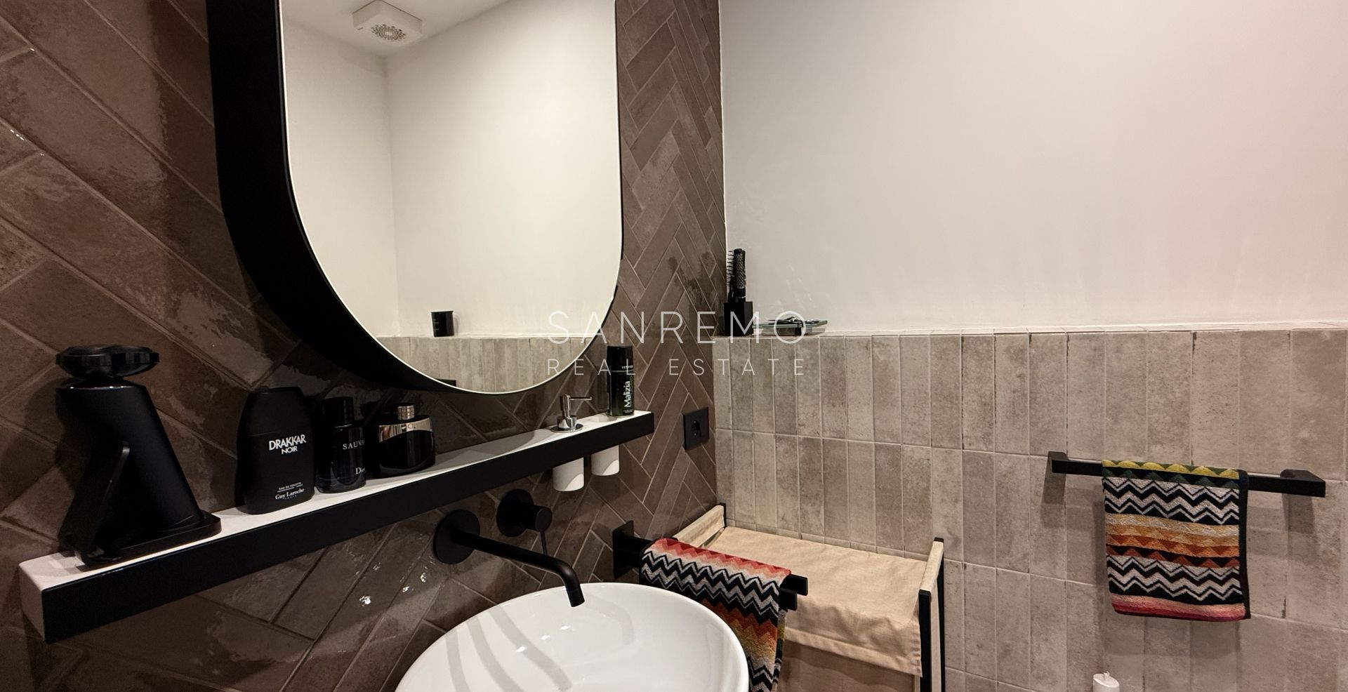 Prestigioso appartamento vista mare con finiture e arredi di prestigio assoluto.