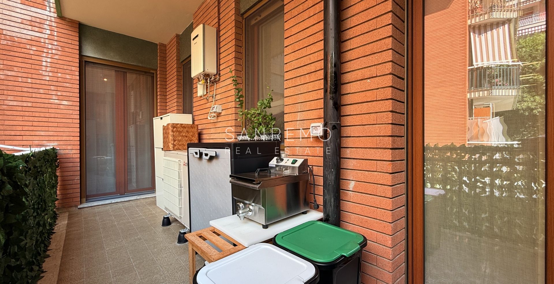 Prestigioso appartamento vista mare con finiture e arredi di prestigio assoluto.