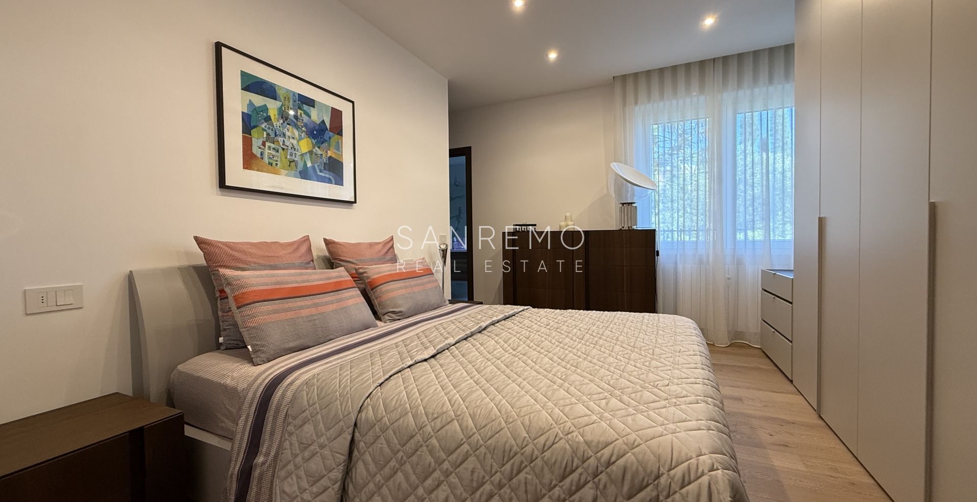 Prestigioso appartamento vista mare con finiture e arredi di prestigio assoluto.