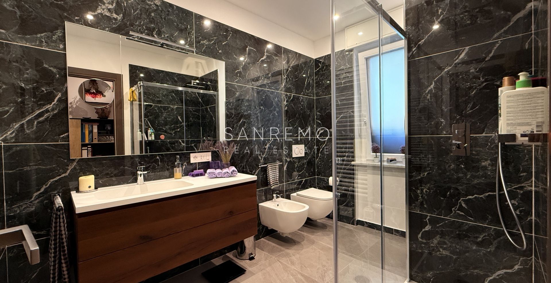 Prestigioso appartamento vista mare con finiture e arredi di prestigio assoluto.