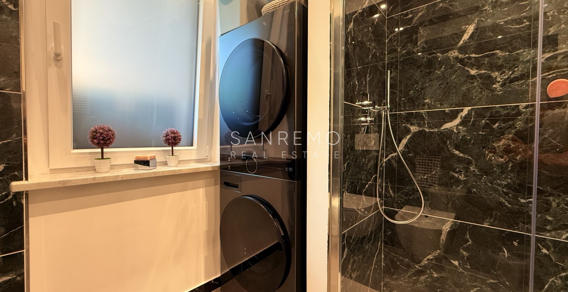 Prestigioso appartamento vista mare con finiture e arredi di prestigio assoluto.