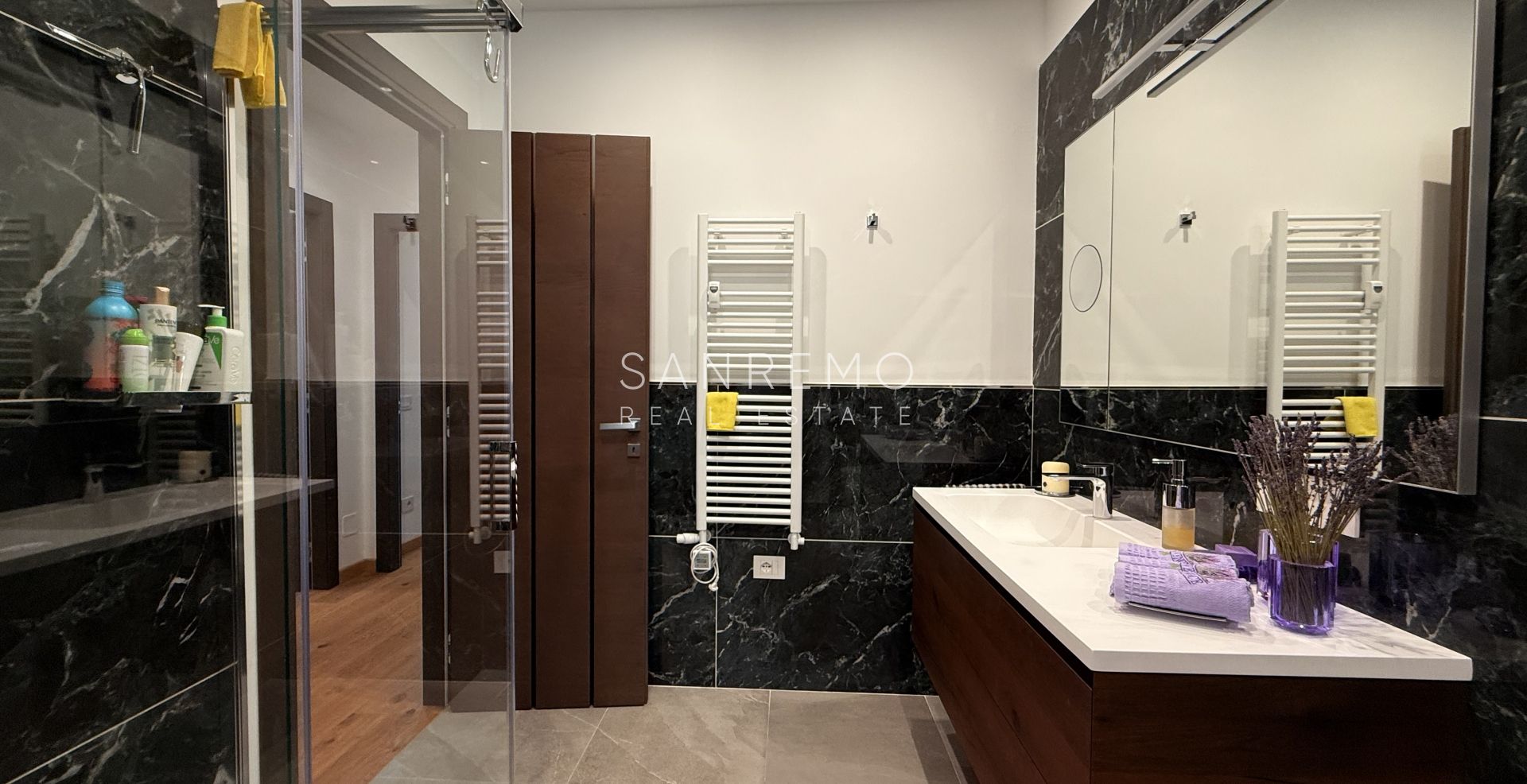 Prestigioso appartamento vista mare con finiture e arredi di prestigio assoluto.