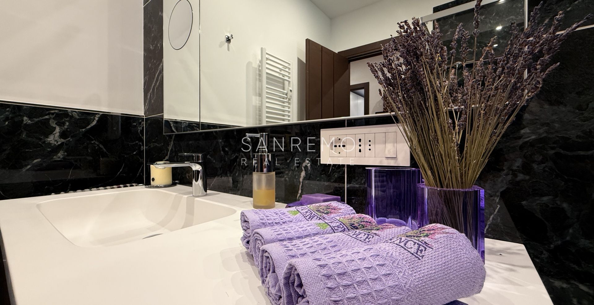 Prestigioso appartamento vista mare con finiture e arredi di prestigio assoluto.