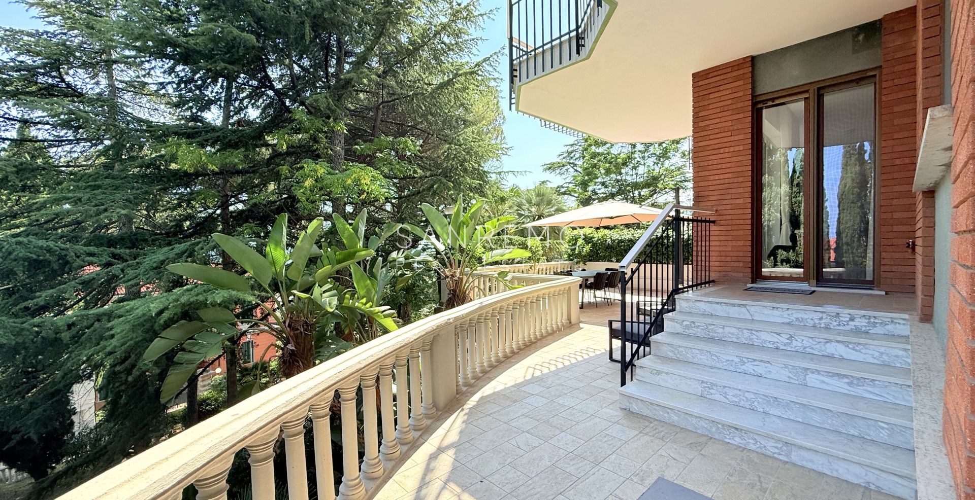 Prestigioso appartamento vista mare con finiture e arredi di prestigio assoluto.