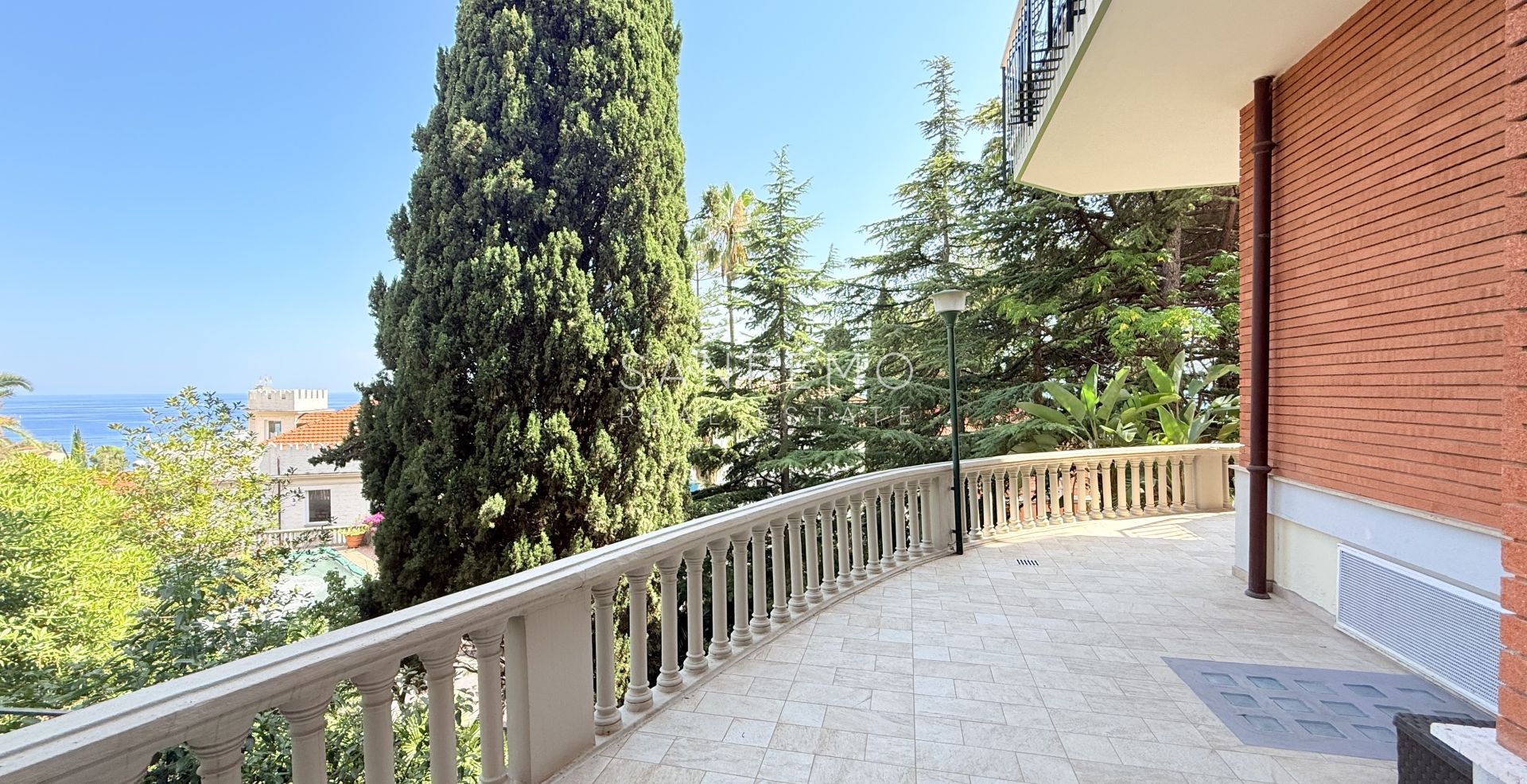 Prestigioso appartamento vista mare con finiture e arredi di prestigio assoluto.