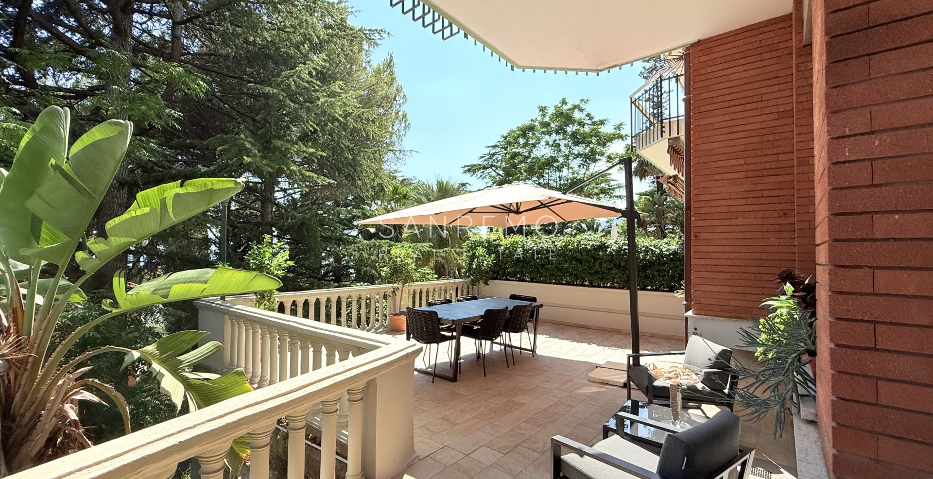 Prestigioso appartamento vista mare con finiture e arredi di prestigio assoluto.