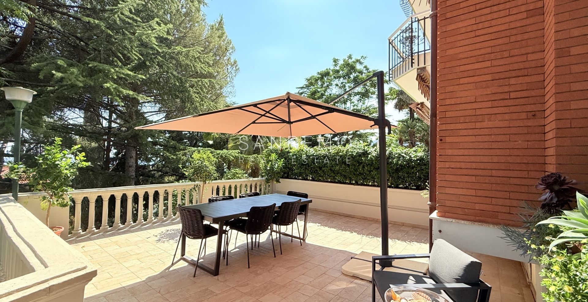 Prestigioso appartamento vista mare con finiture e arredi di prestigio assoluto.