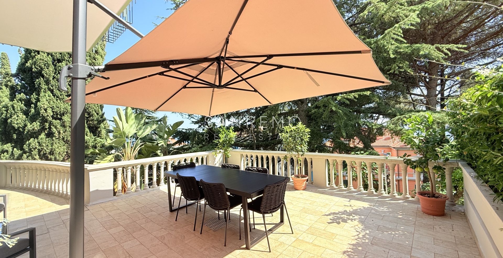 Prestigioso appartamento vista mare con finiture e arredi di prestigio assoluto.