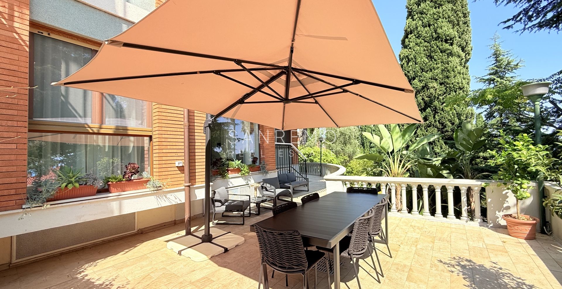 Prestigioso appartamento vista mare con finiture e arredi di prestigio assoluto.