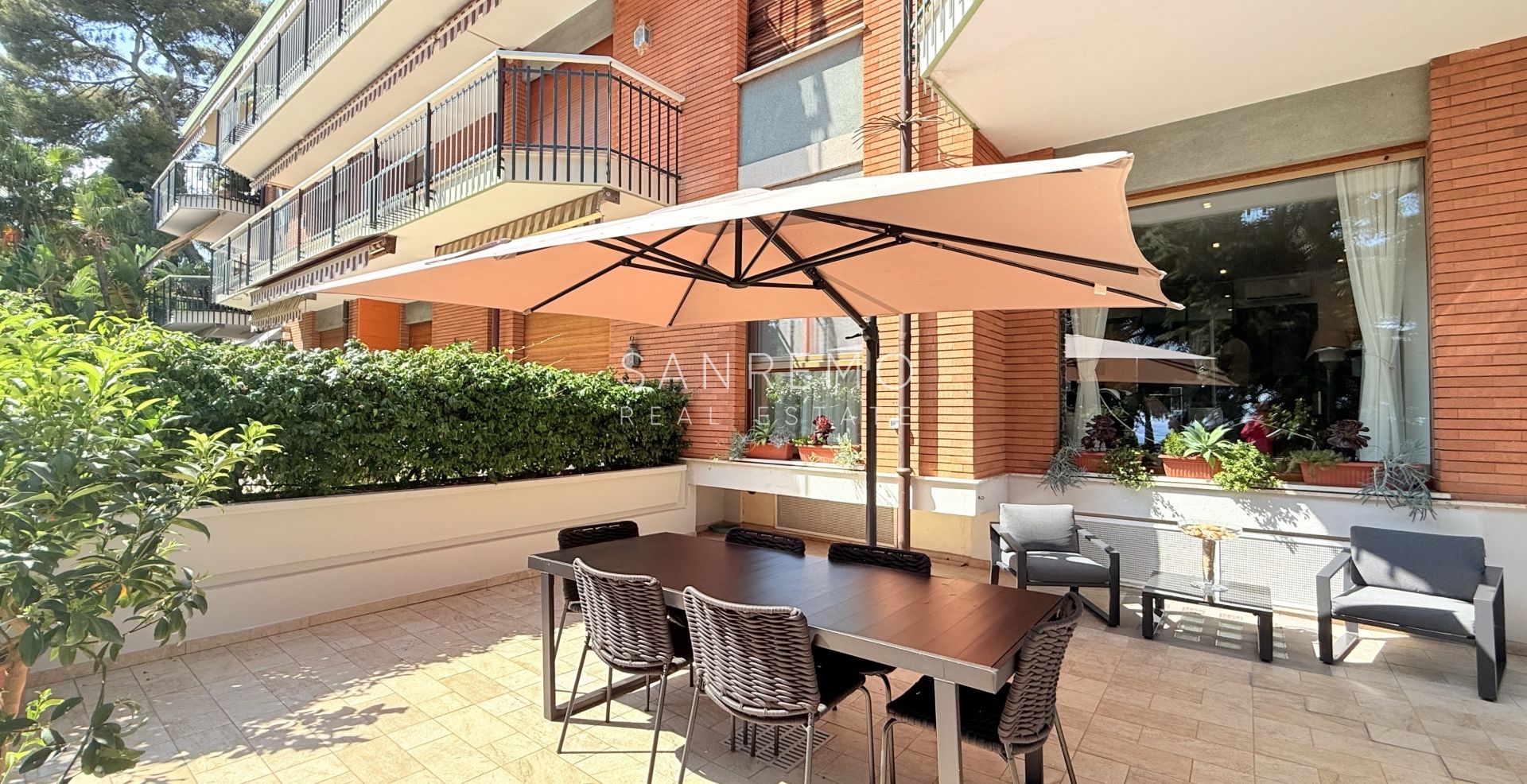 Prestigioso appartamento vista mare con finiture e arredi di prestigio assoluto.