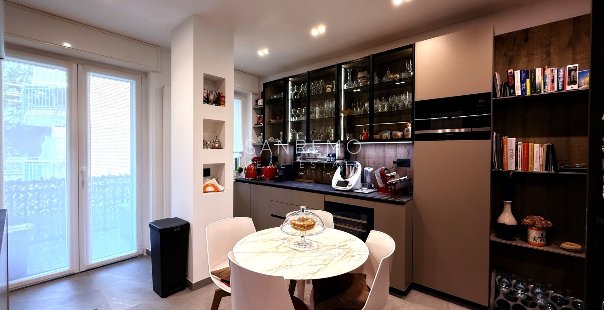 Prestigioso appartamento vista mare con finiture e arredi di prestigio assoluto.