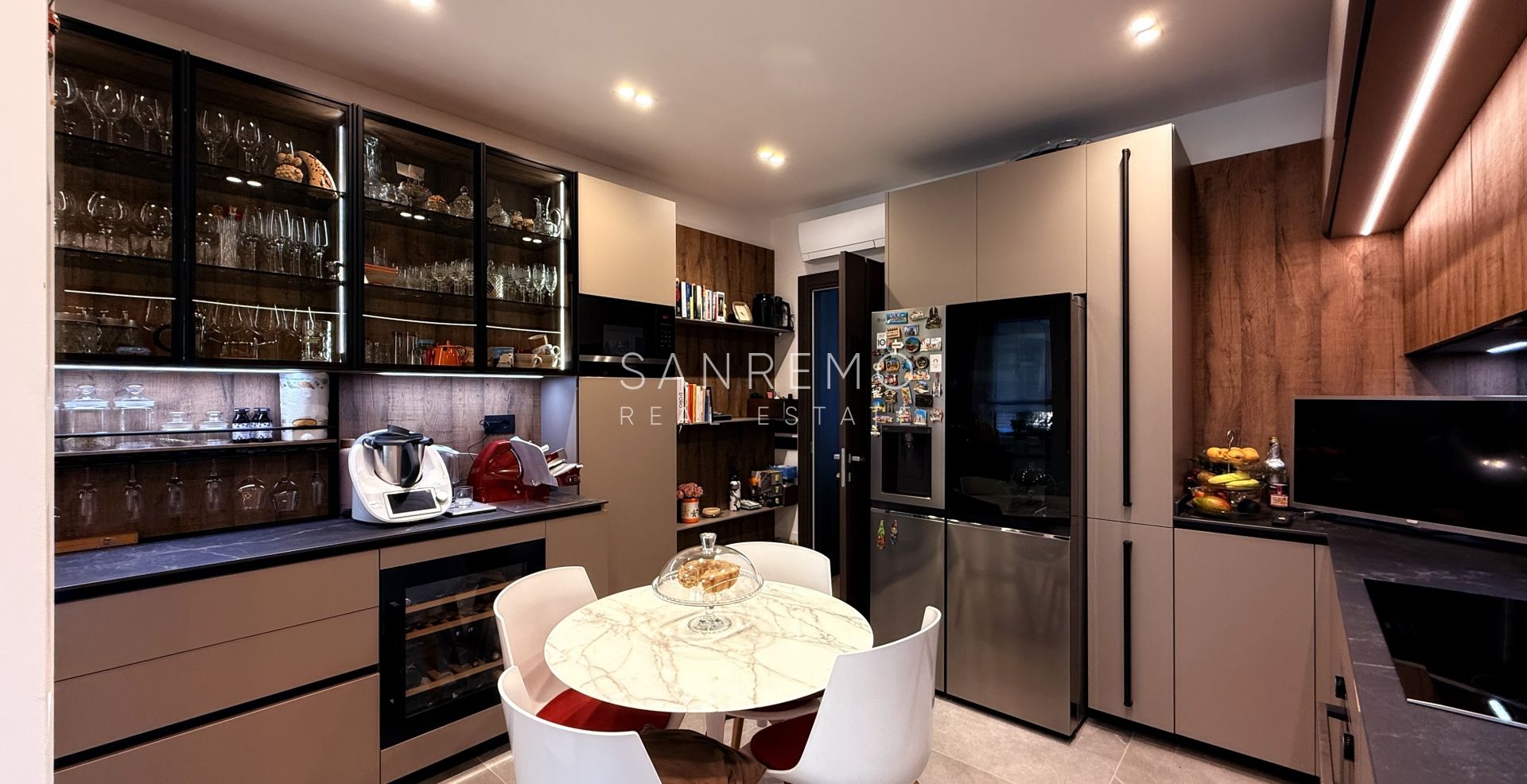 Prestigioso appartamento vista mare con finiture e arredi di prestigio assoluto.