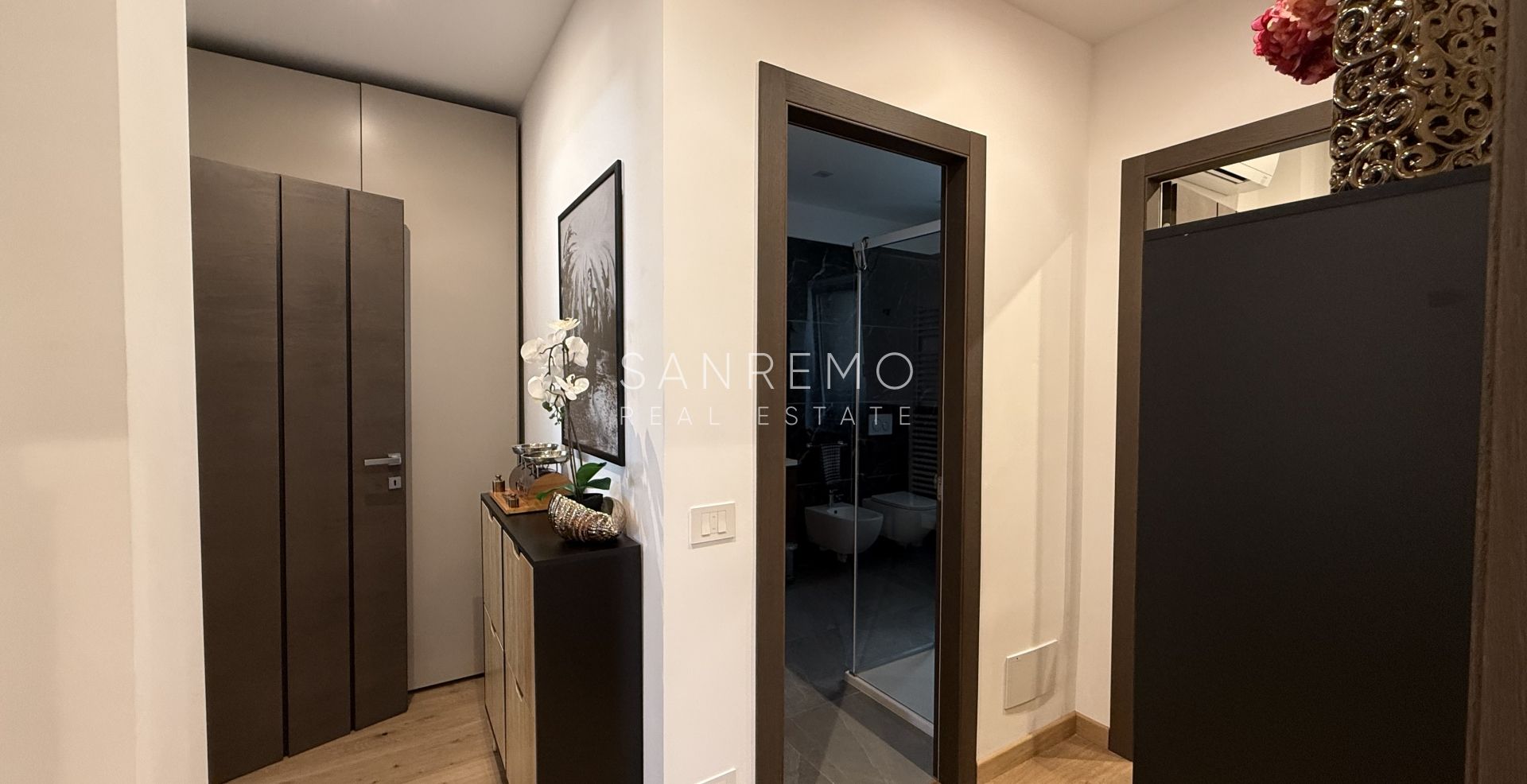 Prestigioso appartamento vista mare con finiture e arredi di prestigio assoluto.