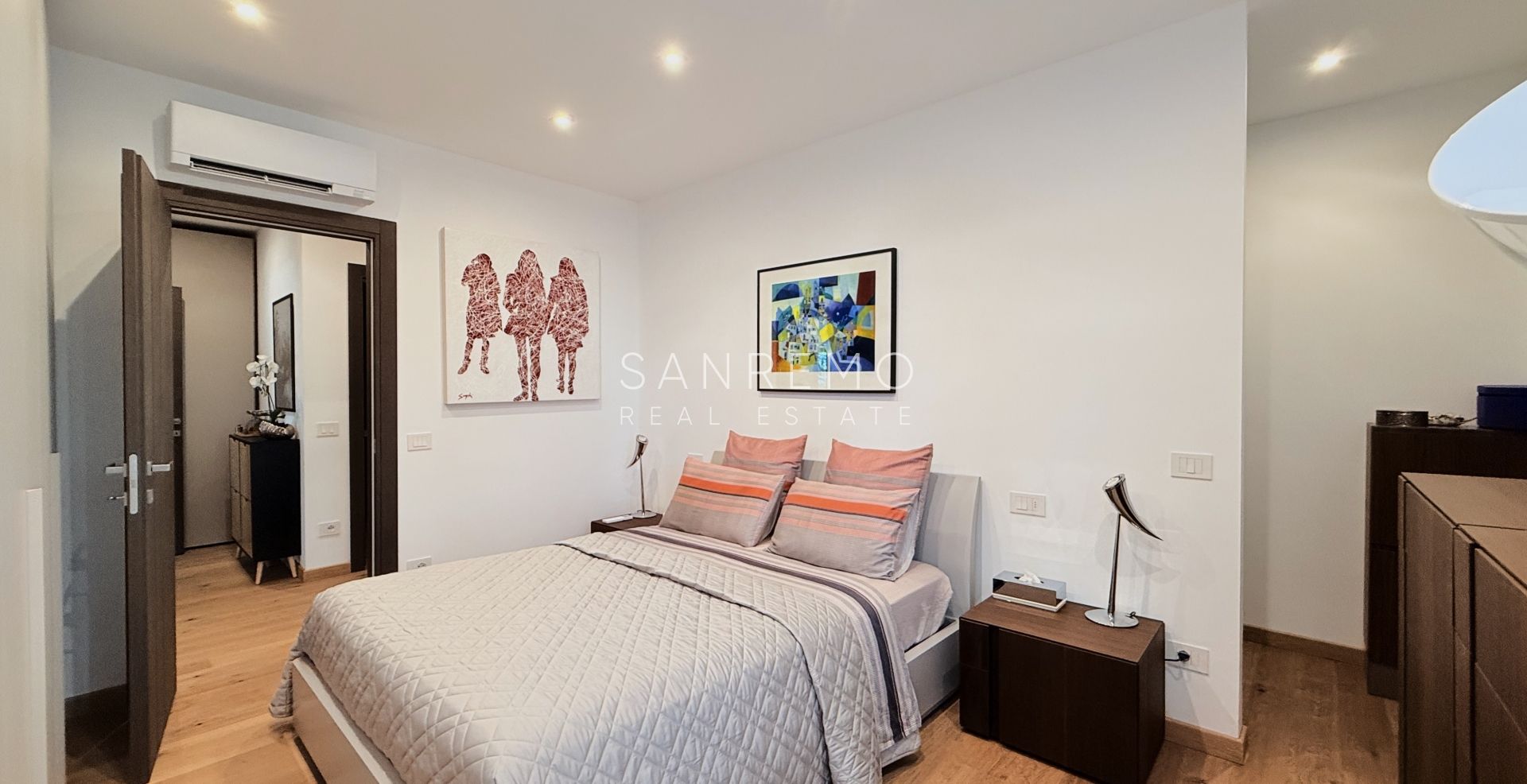 Prestigioso appartamento vista mare con finiture e arredi di prestigio assoluto.