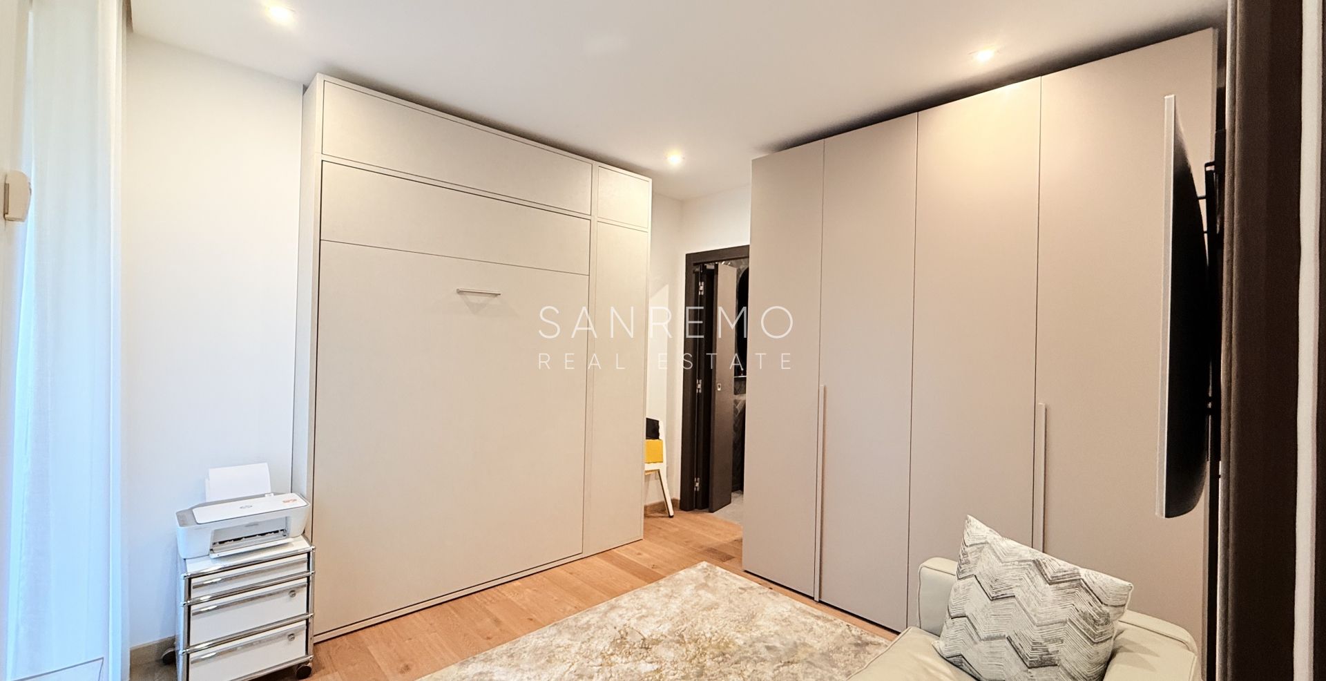 Prestigioso appartamento vista mare con finiture e arredi di prestigio assoluto.
