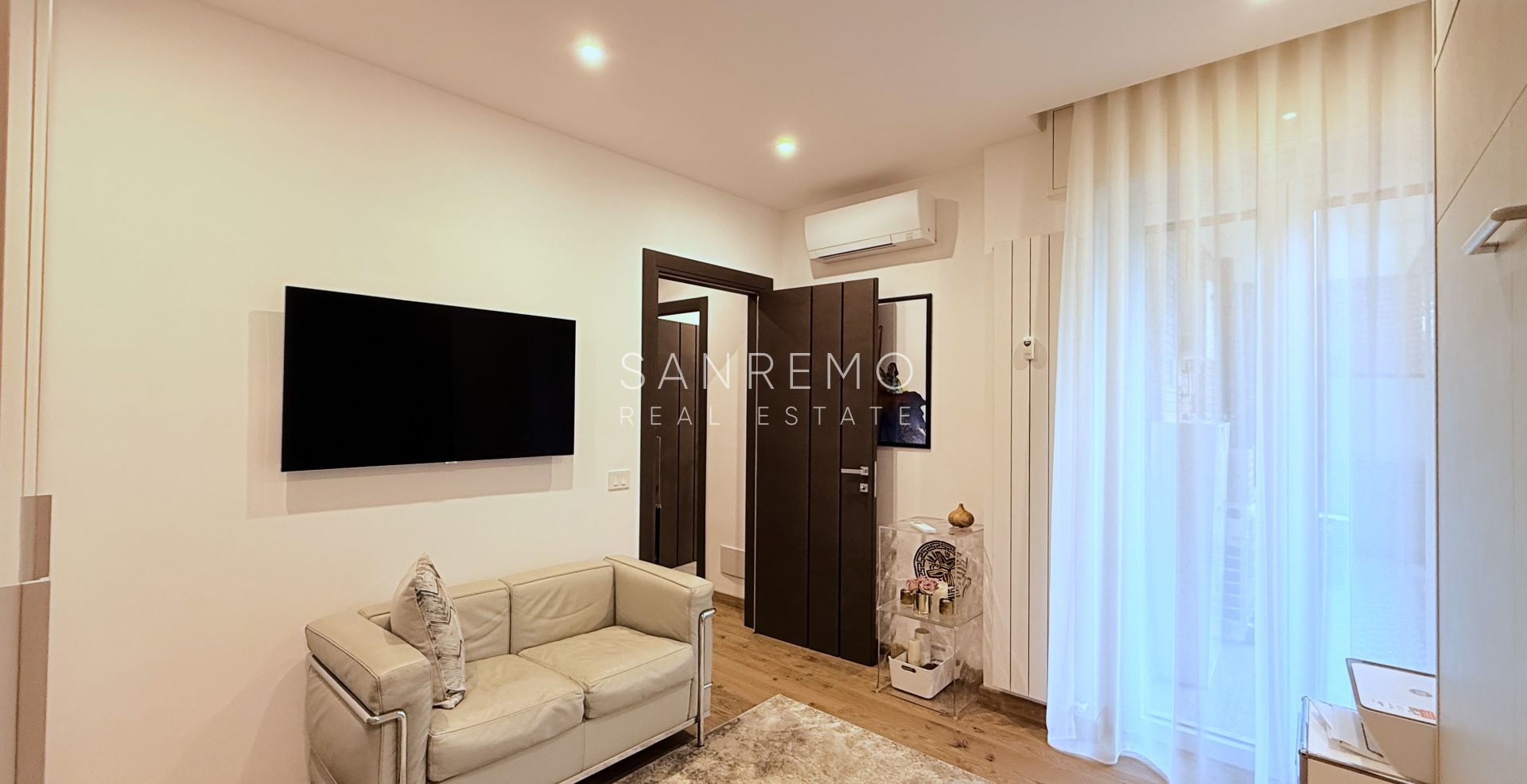 Prestigioso appartamento vista mare con finiture e arredi di prestigio assoluto.