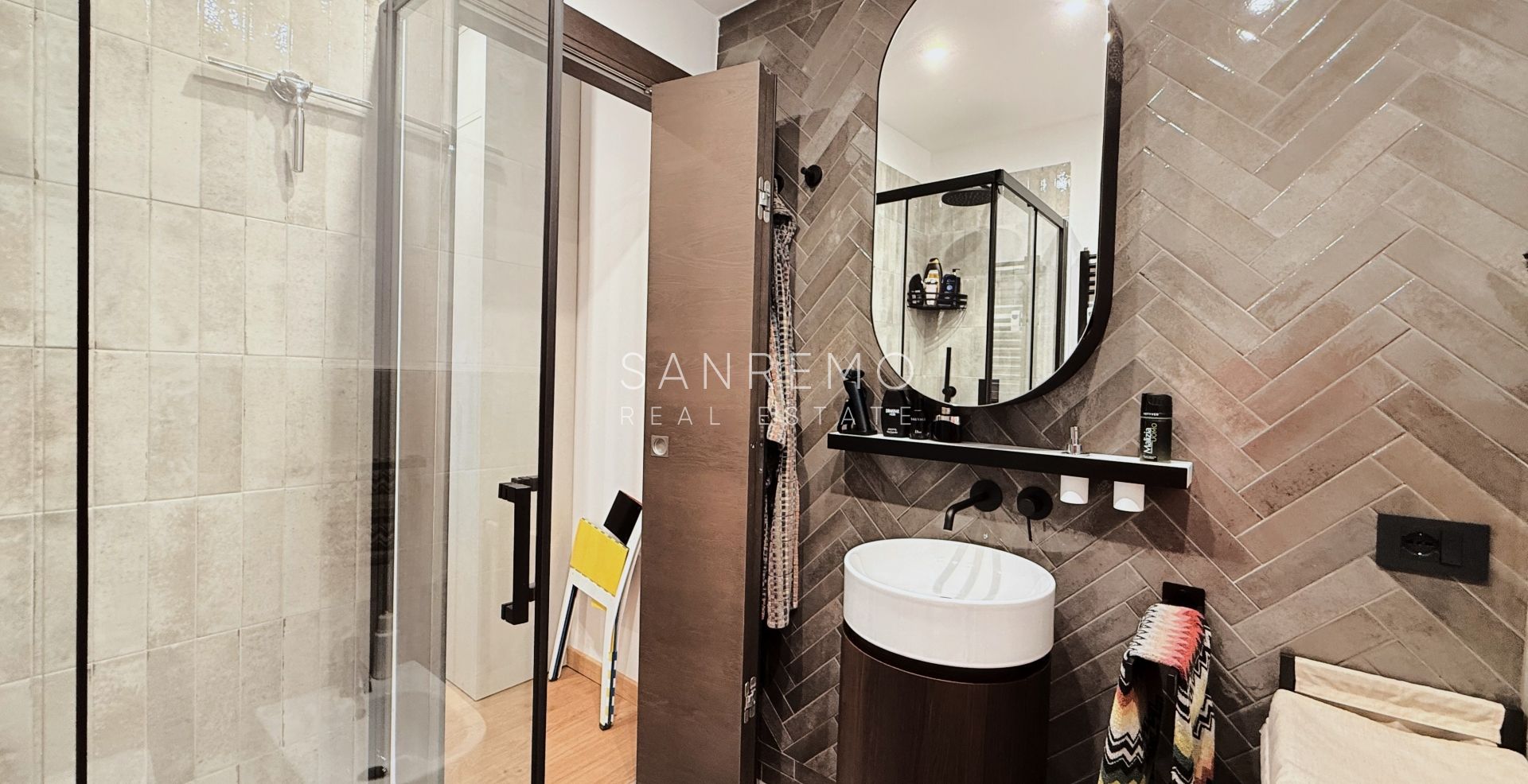 Prestigioso appartamento vista mare con finiture e arredi di prestigio assoluto.
