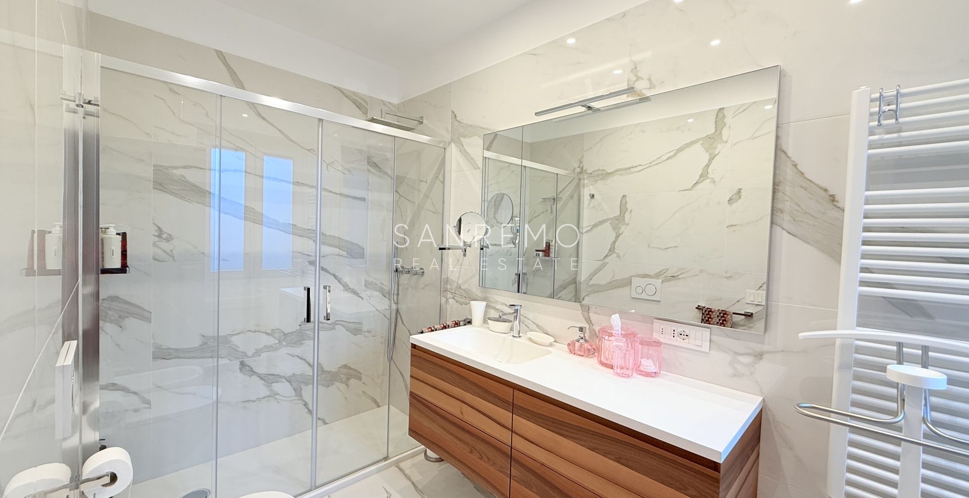 Prestigioso appartamento vista mare con finiture e arredi di prestigio assoluto.