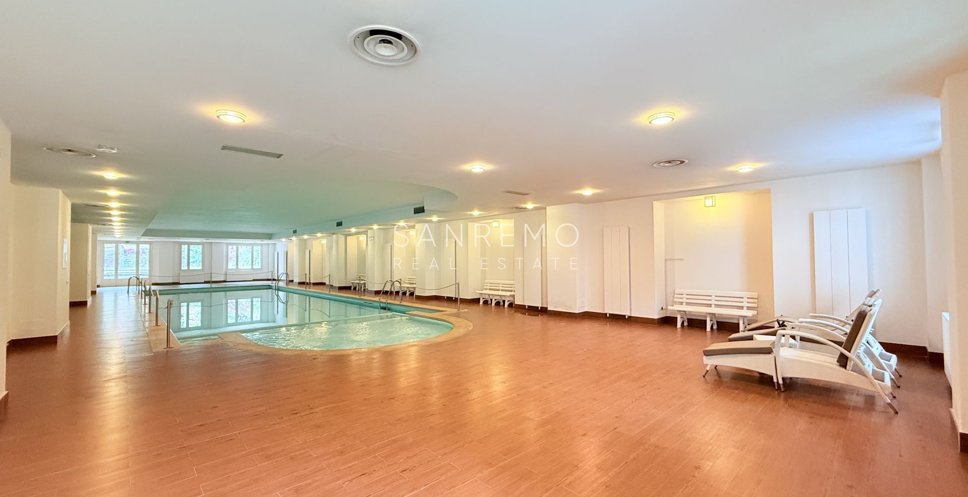 Attico in una prestigiosa residenza dotata di parco privato e piscina coperta riscaldata