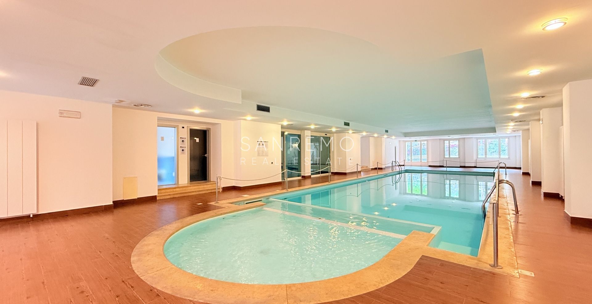 Attico in una prestigiosa residenza dotata di parco privato e piscina coperta riscaldata