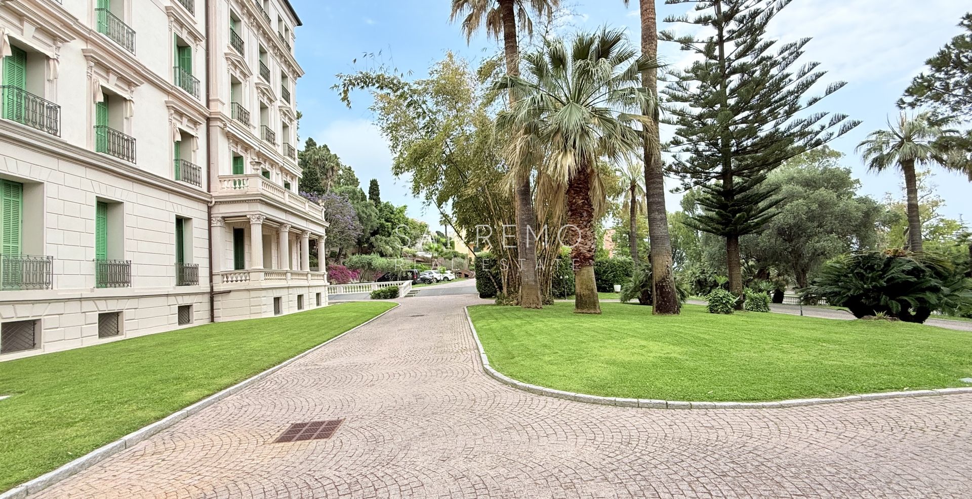 Attico in una prestigiosa residenza dotata di parco privato e piscina coperta riscaldata