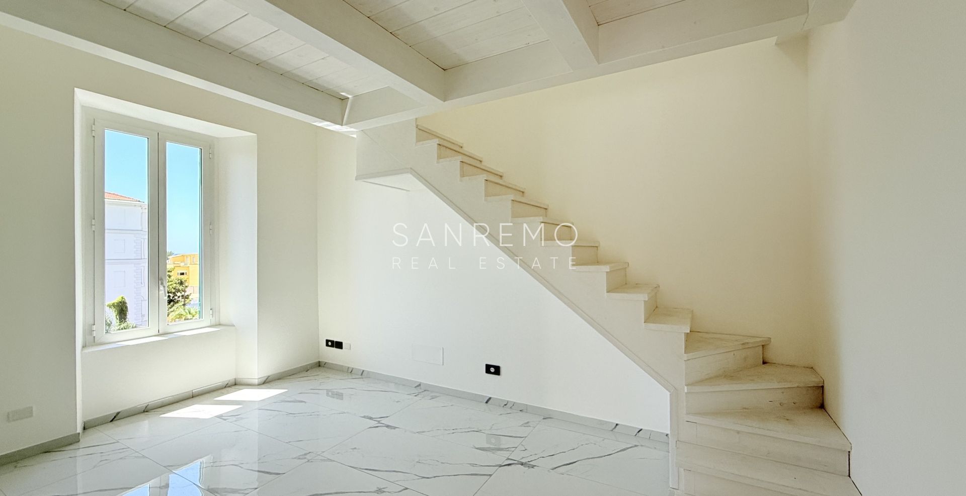 Splendido appartamento con soppalco e terrazzo a pozzo con meravigliosa vista sul mare