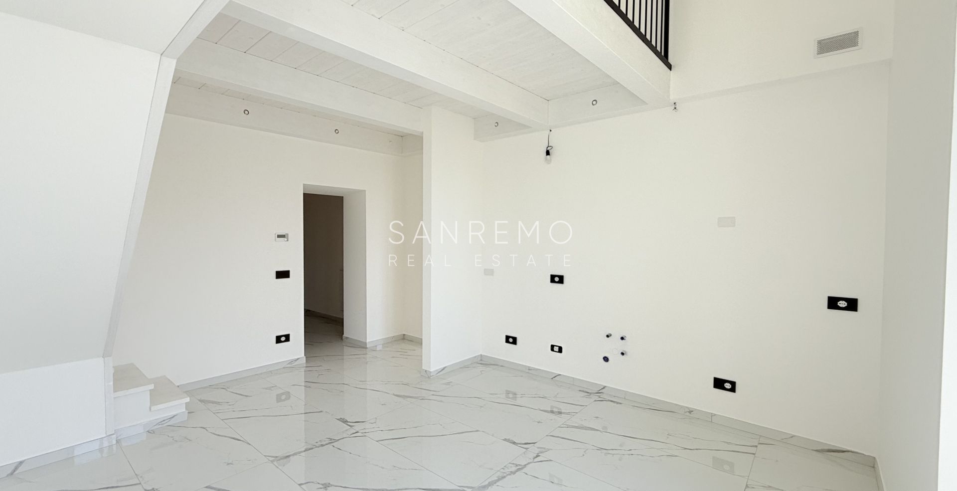Splendido appartamento con soppalco e terrazzo a pozzo con meravigliosa vista sul mare