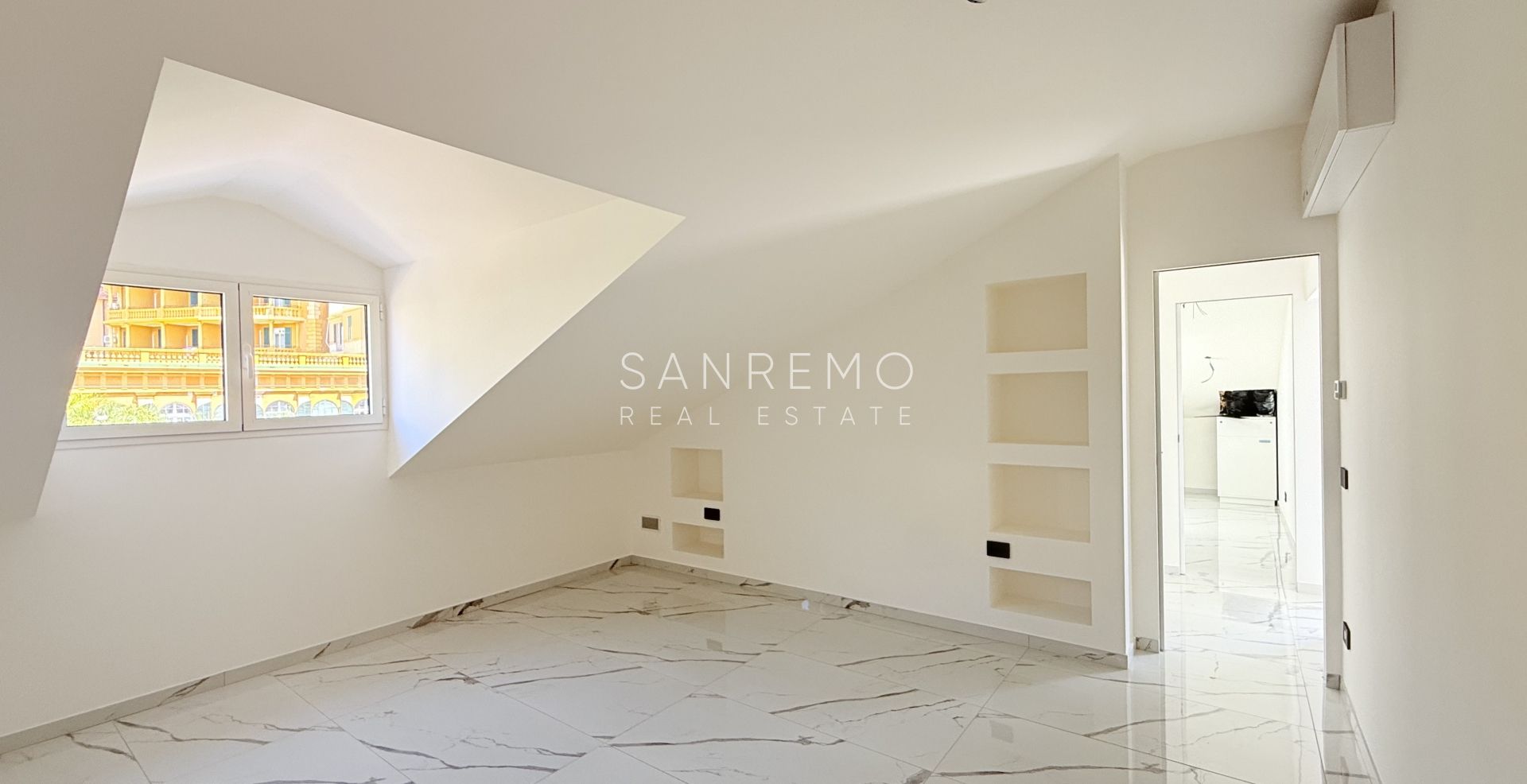 Splendido appartamento con soppalco e terrazzo a pozzo con meravigliosa vista sul mare