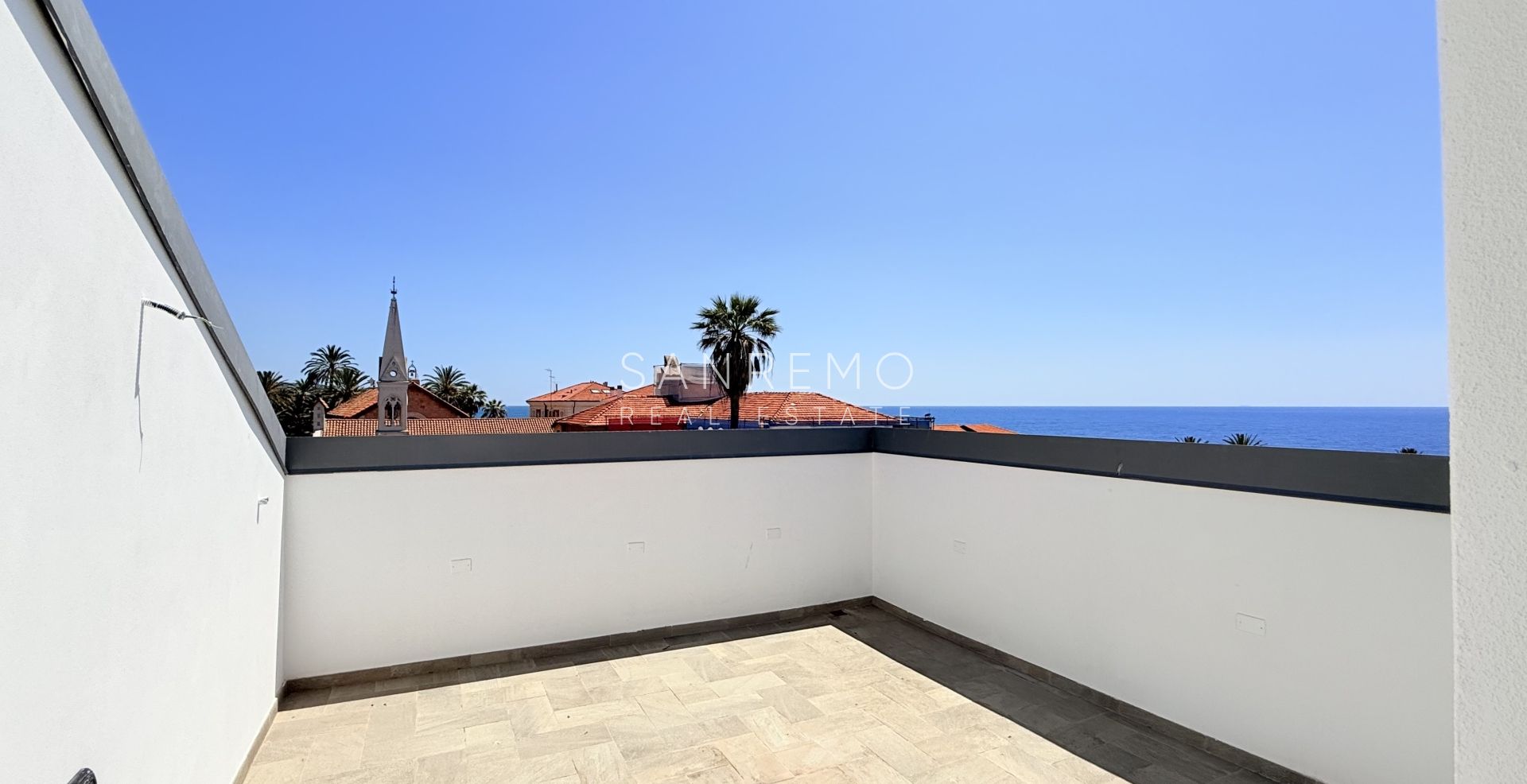 Splendido appartamento con soppalco e terrazzo a pozzo con meravigliosa vista sul mare