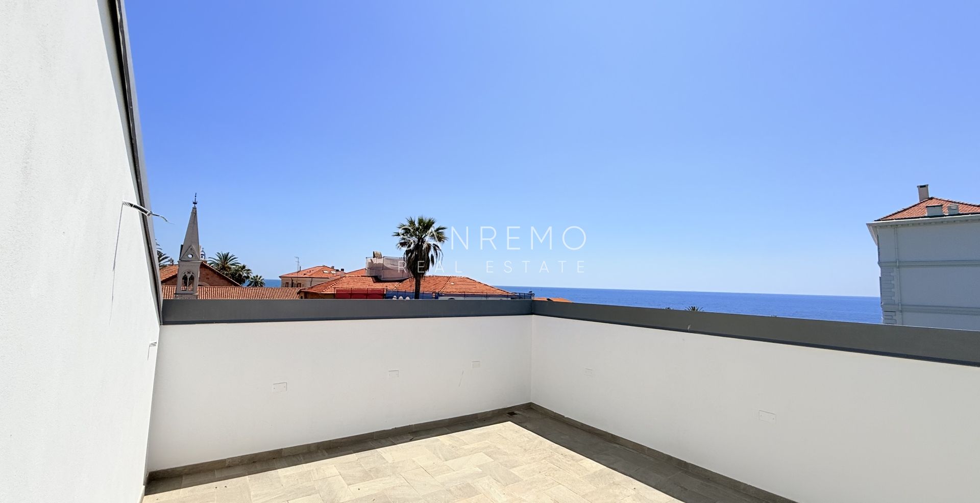 Splendido appartamento con soppalco e terrazzo a pozzo con meravigliosa vista sul mare