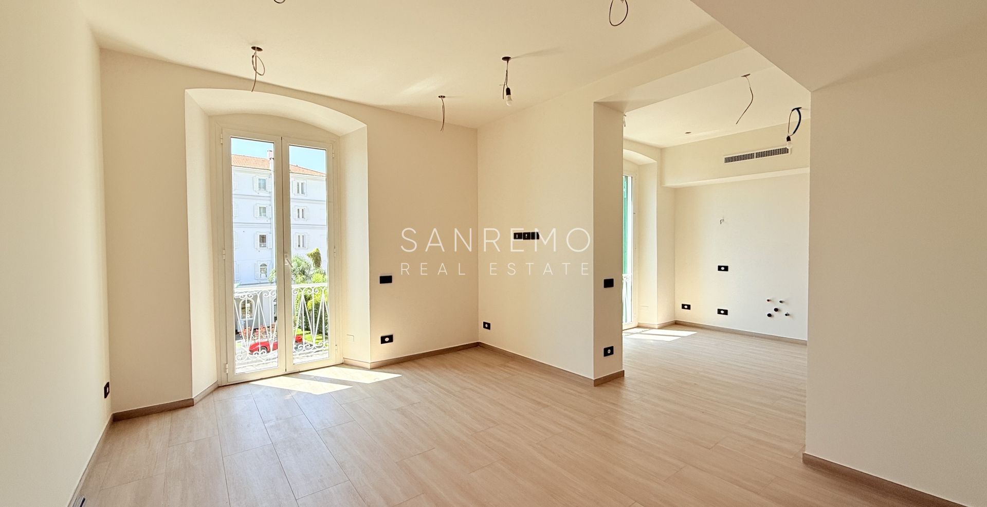 Appartamento nuovo con vista mare, balcone e parcheggio in moderno edificio di nuova costruzione 