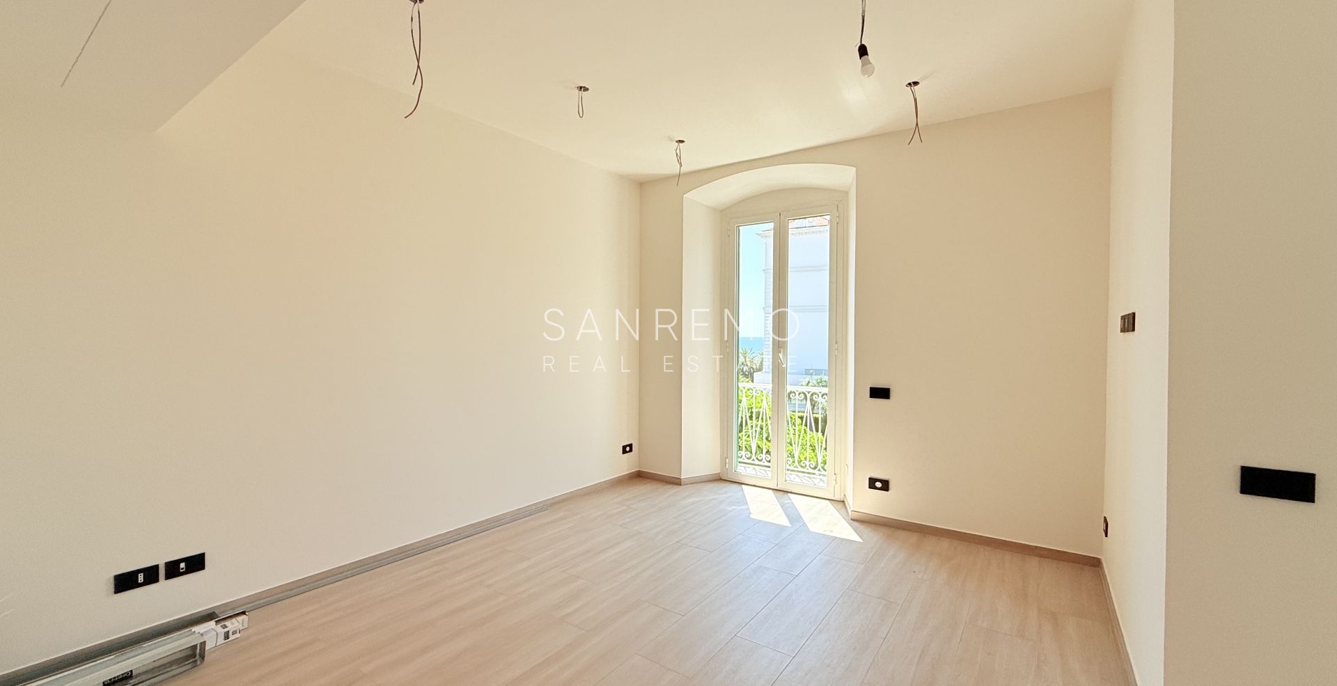 Appartamento nuovo con vista mare, balcone e parcheggio in moderno edificio di nuova costruzione 