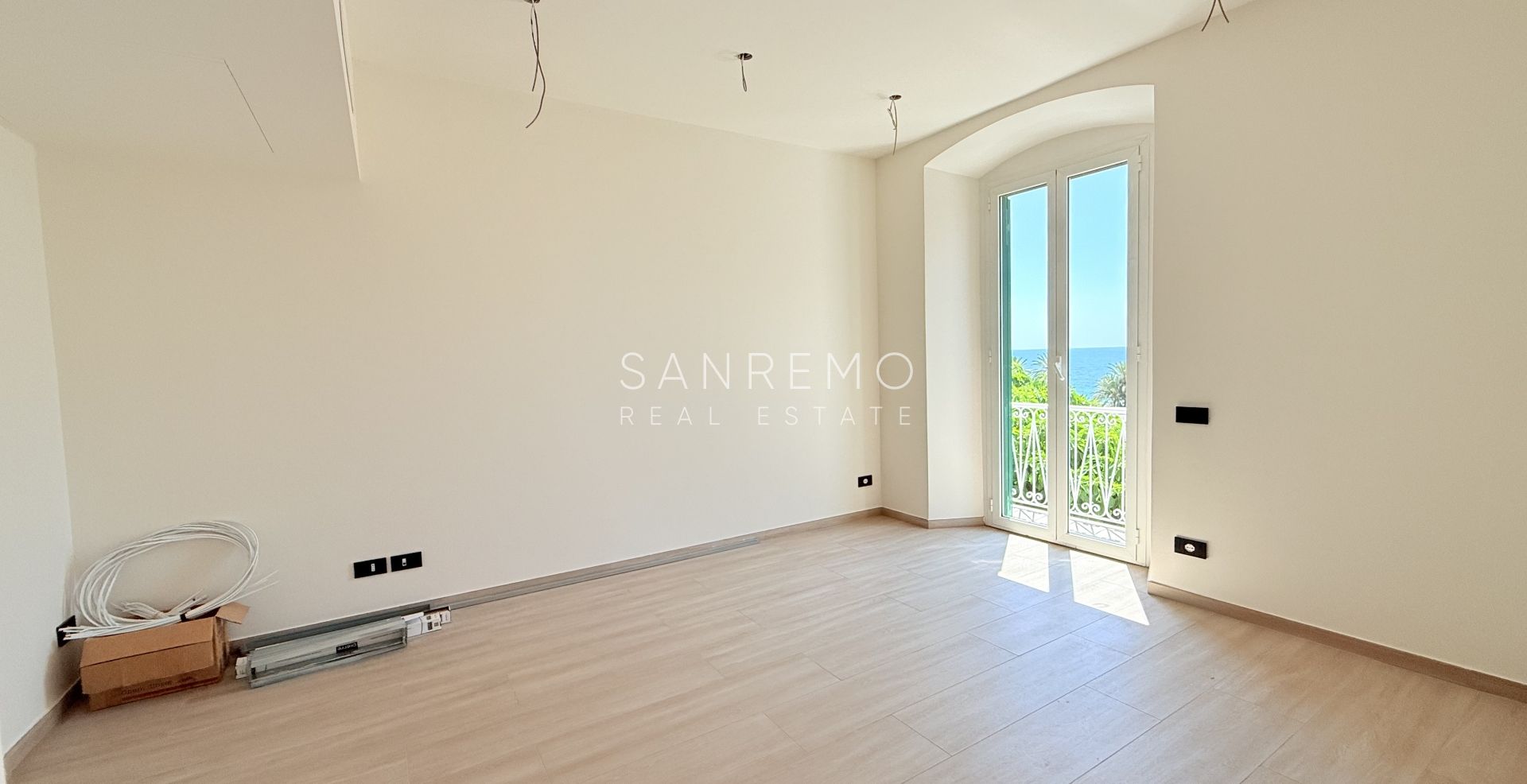 Appartamento nuovo con vista mare, balcone e parcheggio in moderno edificio di nuova costruzione 