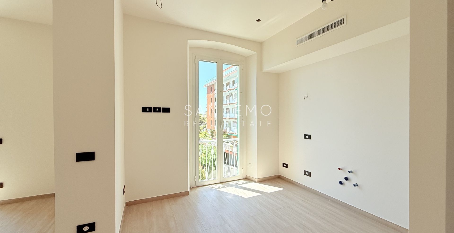 Appartamento nuovo con vista mare, balcone e parcheggio in moderno edificio di nuova costruzione 