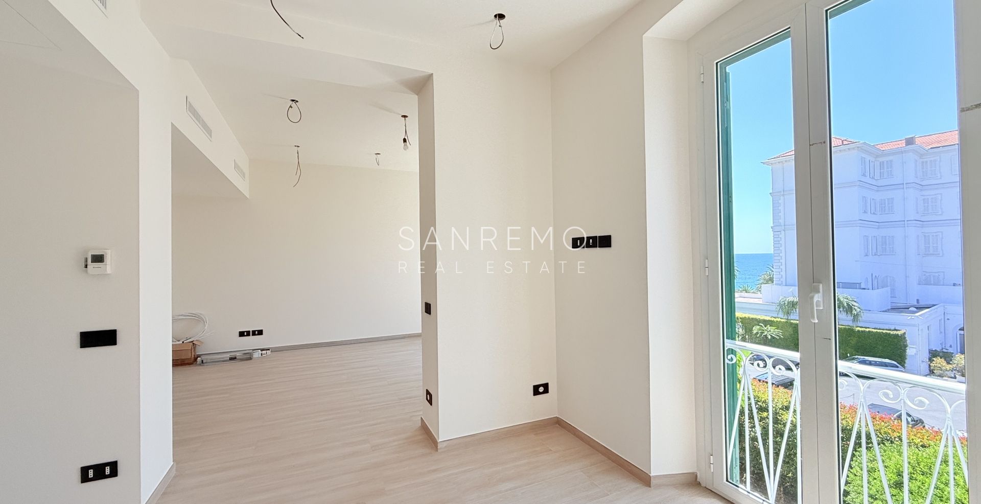 Appartamento nuovo con vista mare, balcone e parcheggio in moderno edificio di nuova costruzione 