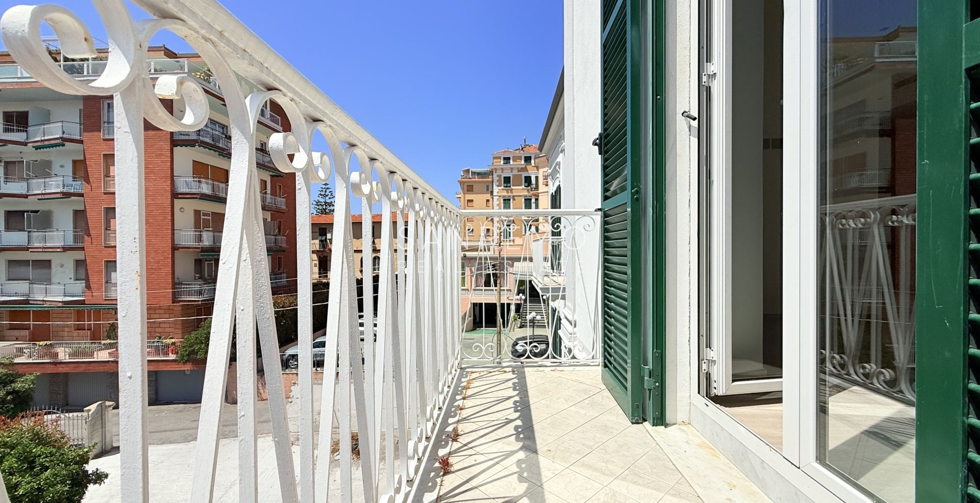 Appartamento nuovo con vista mare, balcone e parcheggio in moderno edificio di nuova costruzione 