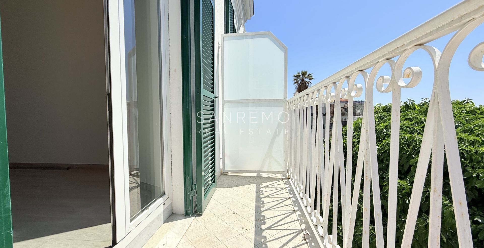 Appartamento nuovo con vista mare, balcone e parcheggio in moderno edificio di nuova costruzione 