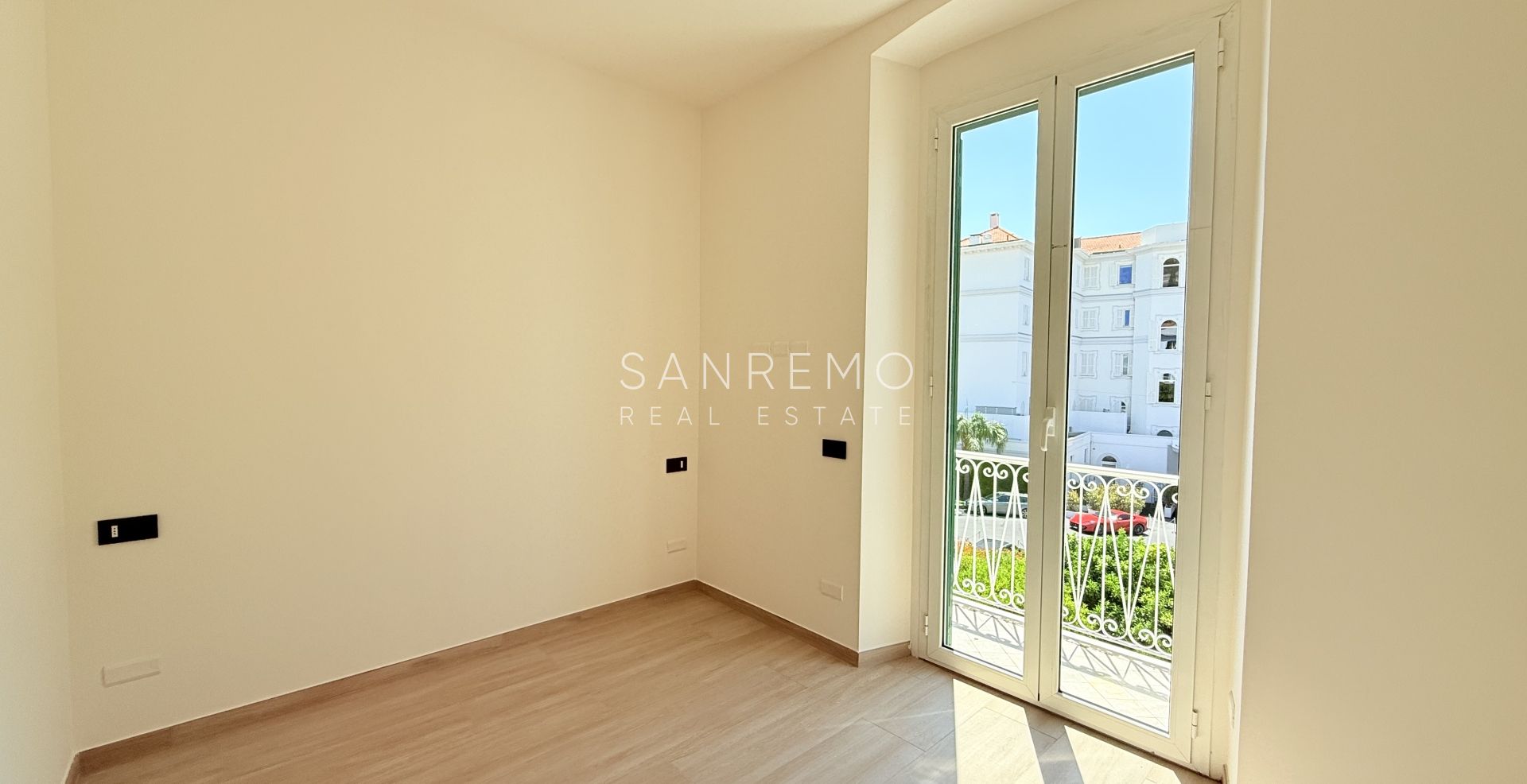 Appartamento nuovo con vista mare, balcone e parcheggio in moderno edificio di nuova costruzione 