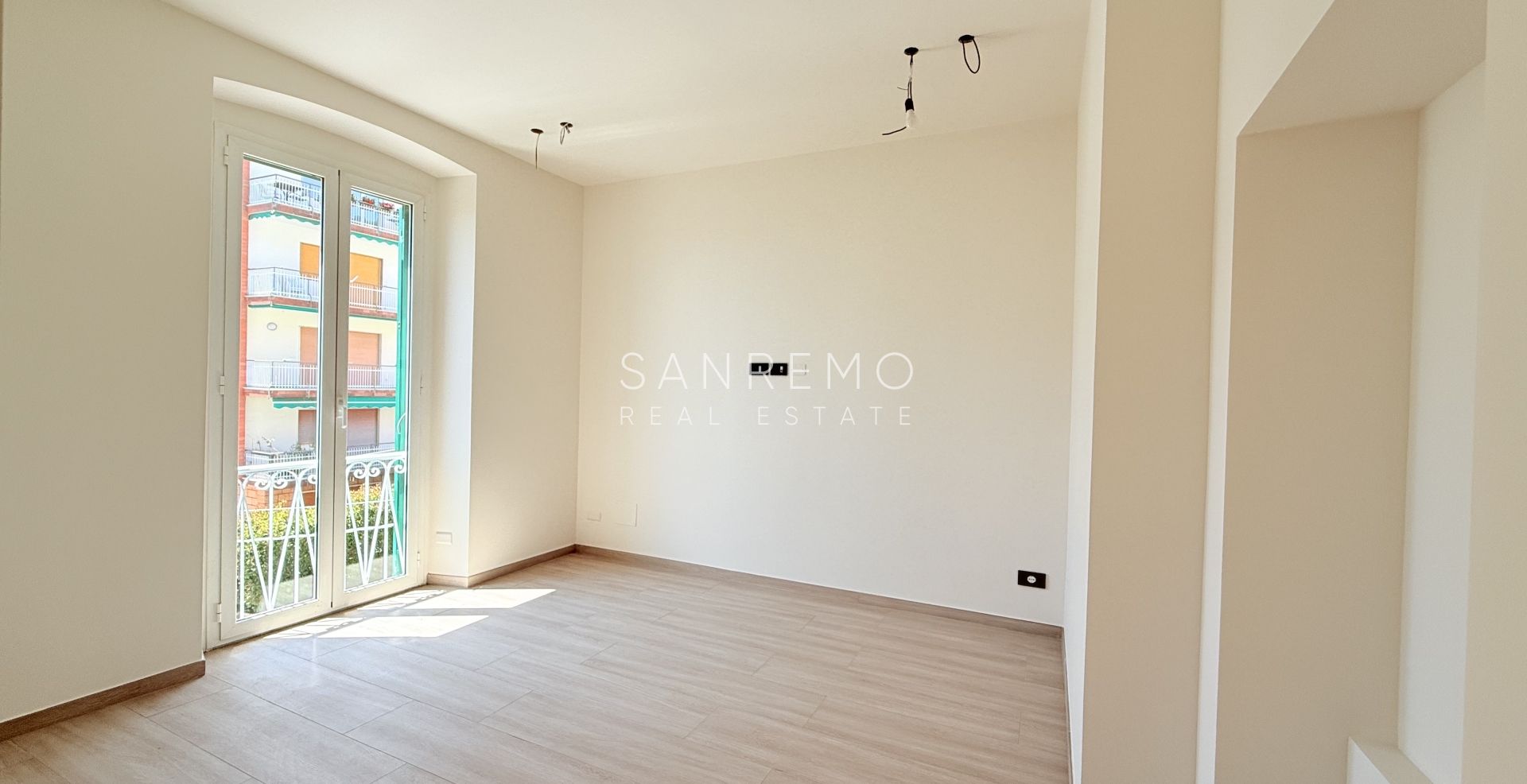 Appartamento nuovo con vista mare, balcone e parcheggio in moderno edificio di nuova costruzione 